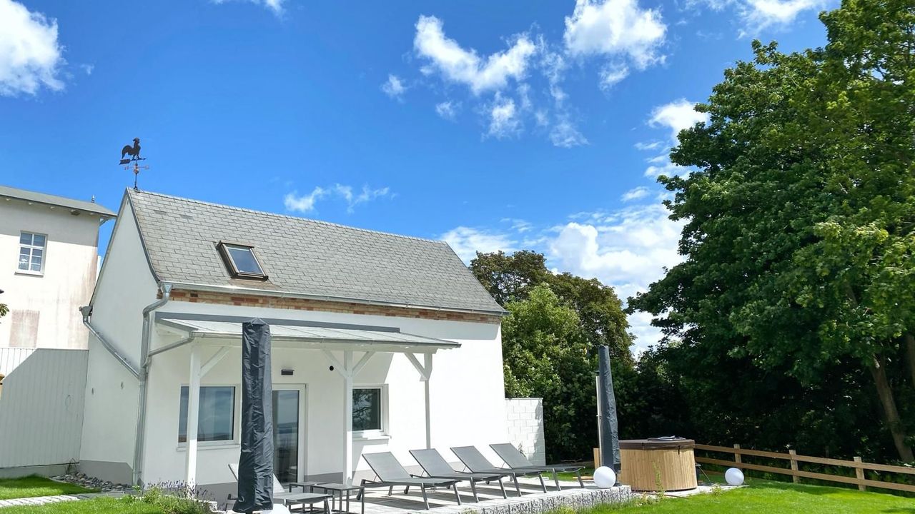 Saunahaus mit Liegen und Außenwhirlpool/ gemeinschaftlich Saunahaus mit Liegen und Außenwhirlpool/ gemeinschaftlich